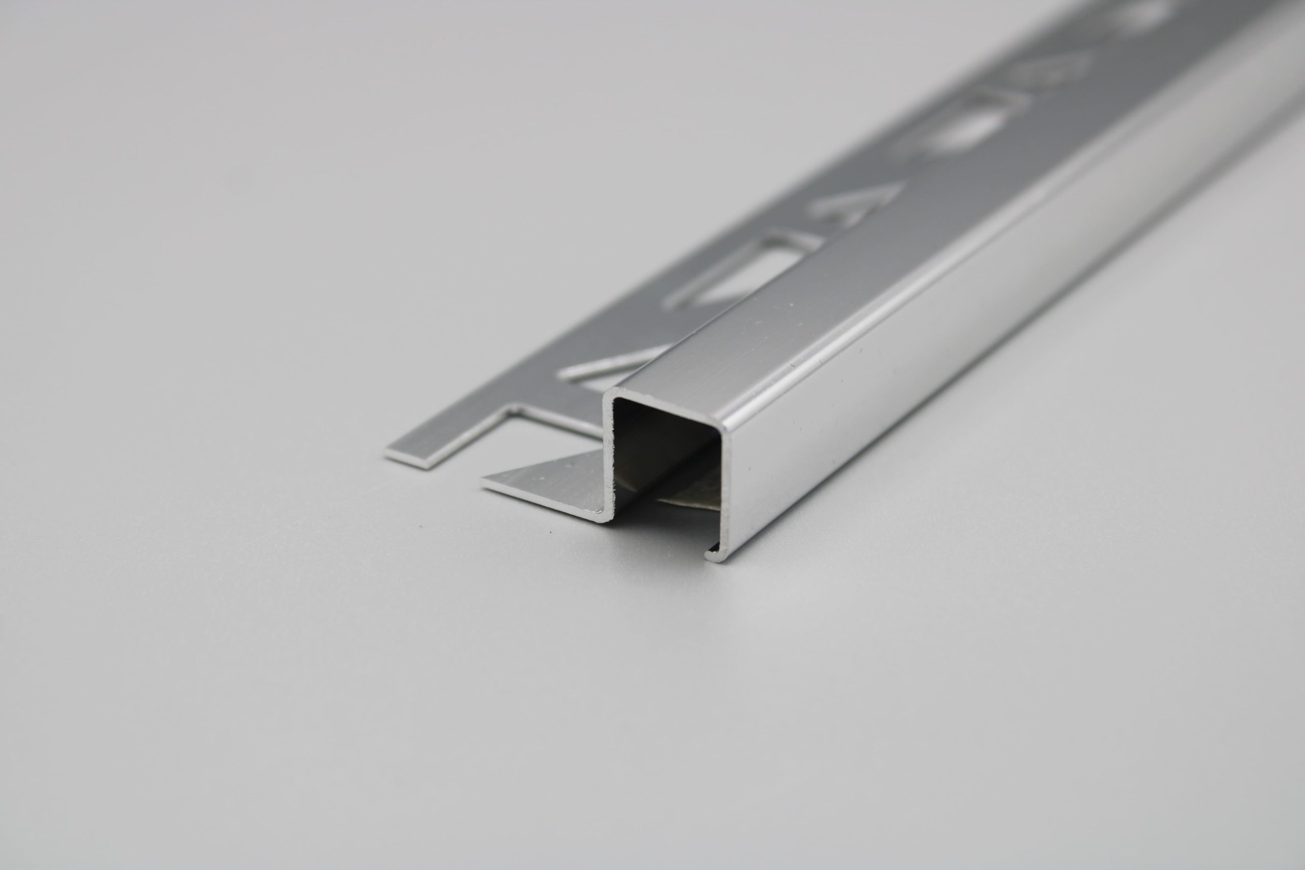 Nivel Aluminio Brillo 10x10 - Comercial AE