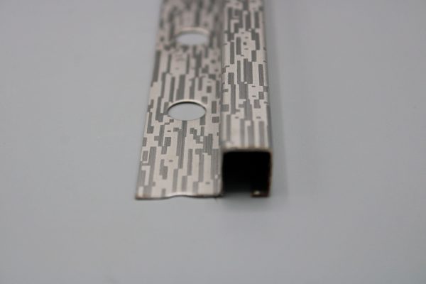 Nivel 12x12mm Acero Grabado Plata